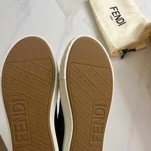 Meet your Posher, Gil